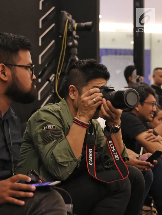 Gay musisi Baim saat mengambil gambar di Fashion Nation 2018 di Senayan City, Jakarta, Rabu (18/4/). Baim menghadiri Fashion Nation 2018 untuk memotret istrinya, Artika Sari Devi saat fashion show. (Liputan6.com/Herman Zakharia)