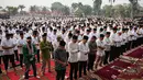 Umat Muslim  melaksanakan salat minta hujan di tengah musim kemarau panjang dan kabut asap akibat kebakaran hutan di Palembang, Sumatra Selatan, Selasa,  25 Agustus 2026. (AFP/ Al Zulkifli)