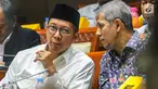 Menteri Agama Lukman Hakim Saifuddin berbincang dengan Kepala BPKH Anggito Abimanyu saat mengikuti Rapat Dengar Pendapat (RDP) dengan Komisi VIII DPR RI di Kompleks Parlemen, Senayan, Jakarta, Selasa (23/4). RDP membahas penambahan jumlah kuota haji tahun 1440 H/ 2019 M. (Liputan6.com/Johan Tallo)