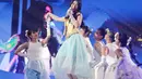 Perdana, Christie membawakan lagu “Bunga-Bunga di Barcelona” pada malam puncak HUT SCTV 36 Xtraordinary di Studio Emtek City, Jakarta, Senin (24/8/2026). (KLY/Budy Santoso)