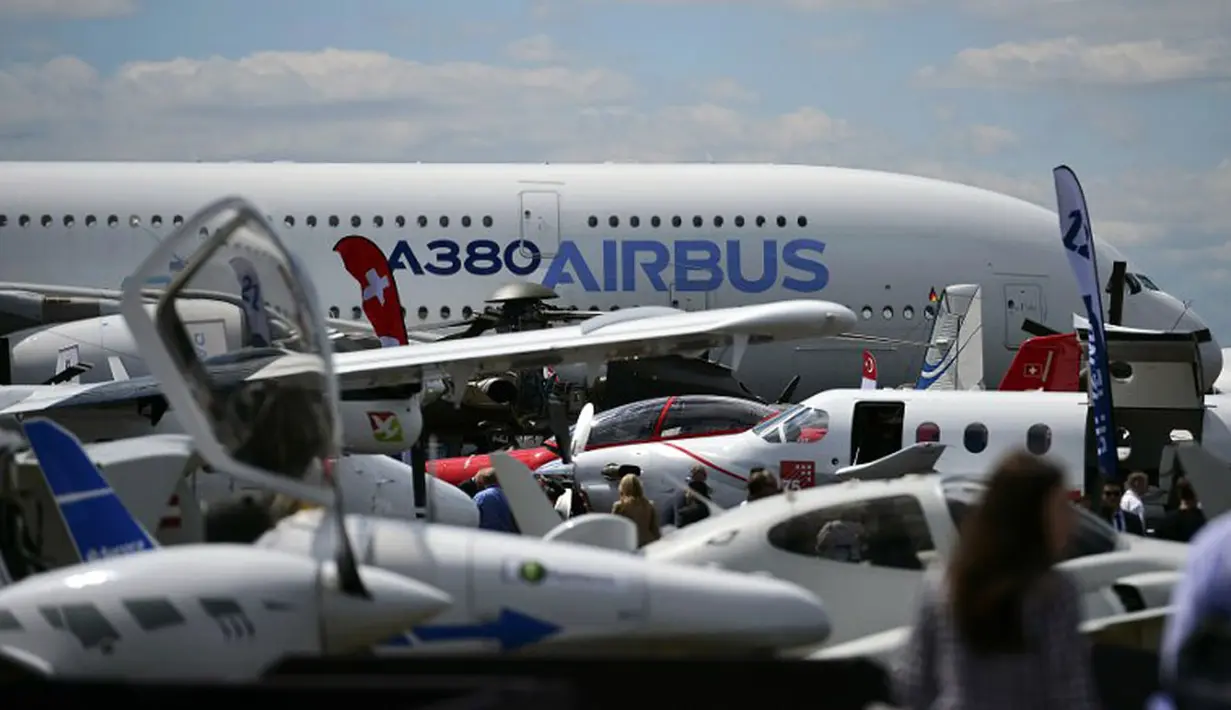 Sebuah Airbus A380-800 bersiap untuk melakukan demo  terbang di Farnborough Airshow di Hampshire, Inggris, (14/7/2014). (AFP PHOTO/Carl Court)