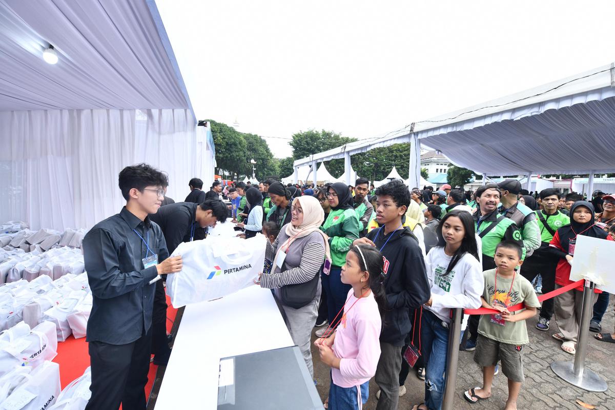 Seribu anak pengemudi ojek dari berbagai provider dan ojek pangkalan menerima bantuan berupa seragam dan perlengkapan sekolah dari PT Pertamina