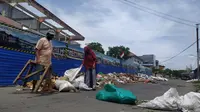 Warga Kelurahan Limba UI, Kota Selatan, Kota Gorontalo terpaksa harus memblokade jalan dengan tumpukan sampah. (Liputan6.com/Gorontalo)