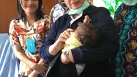 Menteri Kesehatan RI, Nila F Moeloek meninjau langsung pasien campak dan gizi buruk di RSUD Agats, Asmat. (Biro Komunikasi dan Pelayanan Masyarakat Kementerian Kesehatan RI)