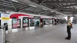 Sejumlah petugas berada di area Stasiun LRT Manggarai, Jakarta, Rabu (16/9/2026). Stasiun tersebut menjadi salah satu bagian dari jalur LRT Jakarta rute Kelapa Gading-Manggarai yang diresmikan Presiden Prabowo Subianto. (KLY/Budy Santoso)
