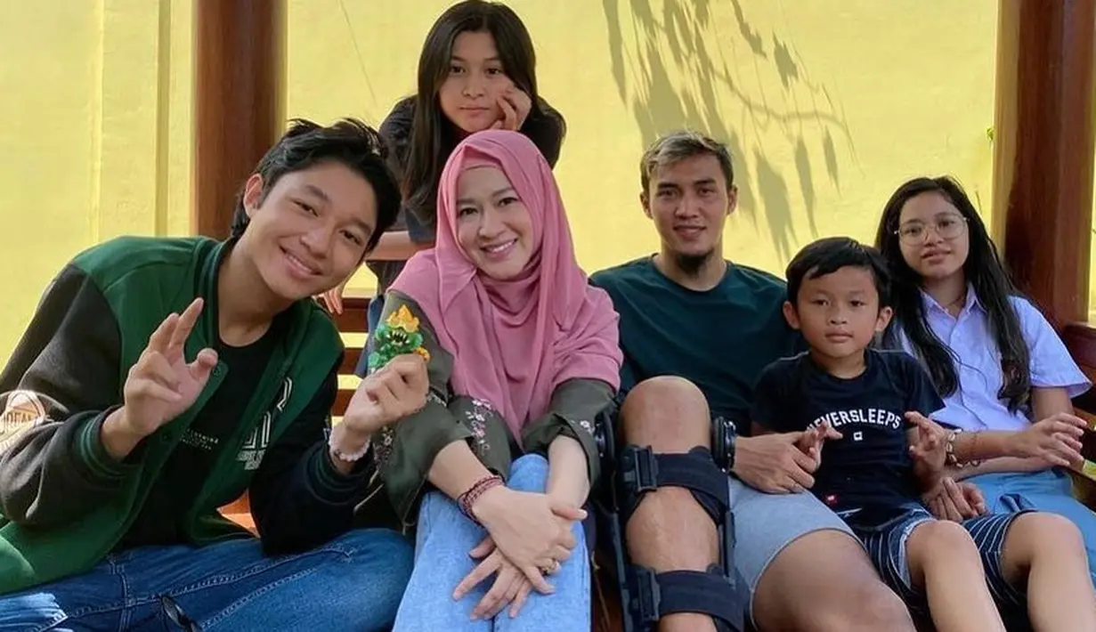 Ditempat terpisah, kuasa hukum Okie, Danna Harly mengungkapkan bahwa Okie menuntut tiga hal.  "Satu cerai, kedua hak asuh, ketiga, uang untuk pengurusan anak. Itu aja yang kita minta," kata Danna dilansir dari Rumpi Trans TV. [Instagram/gunawandwicahyo13]