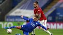 Gelandang Leicester City, Marc Albrighton (kiri) berebut bola dengan bek Manchester United, Alex Telles dalam laga perempatfinal Piala FA 2020/2021 di King Power Stadium, Minggu (21/3/2021). Leicester menang 3-1 atas Manchester United. (AP/Ian Walton/Pool)
