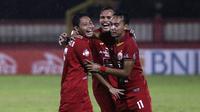 Pemain Persija Jakarta merayakan gol yang dicetak Evan Dimas ke gawang Bhayangkara FC pada laga pekan ketiga Shopee Liga 1 2020, Sabtu (14/3/2020). Persija bermain imbang 2-2 atas Bhayangkara. (Bola.com/Yoppy Renato)