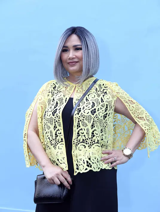 Saat ditemui wartawan di kawasan Tendean, Jakarta Selatan, Selasa (19/4/2016) ia mengaku penampilan barunya yang modis untuk mensiasati umurnya. (Nurwahyunan/Bintang.com)