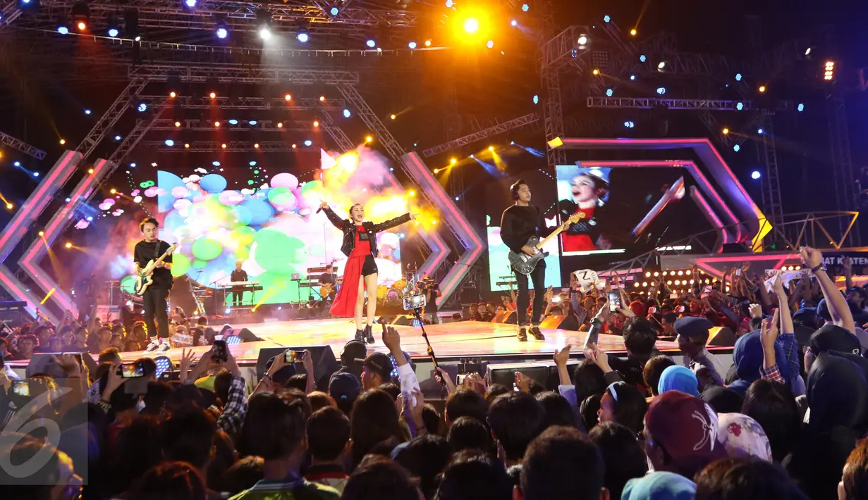 Band Geisha memeriahkan konser Gempita 2017 di Pantai Karnaval Ancol, Jakarta, Jumat (31/12). Grup band yang digawangi oleh Momo, Dhan, Aan, Nard dan Robby mengisi konser pergantian tahun Gempita 2017 yang digelar oleh SCTV. (Liputan6.com/Angga Yuniar)