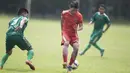 Bek sayap Persija Jakarta, Ismed Sofyan, menahan laju pemain PS AD pada laga uji coba di Lapangan Villa 2000, Tangerang, Jumat (4/3/2016). (Bola.com/Vitalis Yogi Trisna)