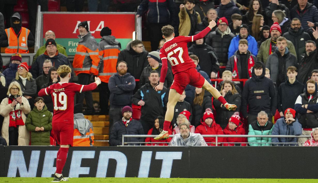 Pemain Liverpool, Lewis Koumas merayakan gol pertama timnya ke gawang Southampton pada laga putaran kelima Piala FA 2023/2024 melawan Southampton di Anfield, Liverpool, Inggris, Kamis (29/02/2024) WIB. (AP Photo/Jon Super)