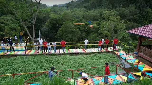 Jembatan spot selfie di obyek wisata Air Terjun Sengkuang yang dibangun oleh Yayasan Erick Thohir. (Istimewa)