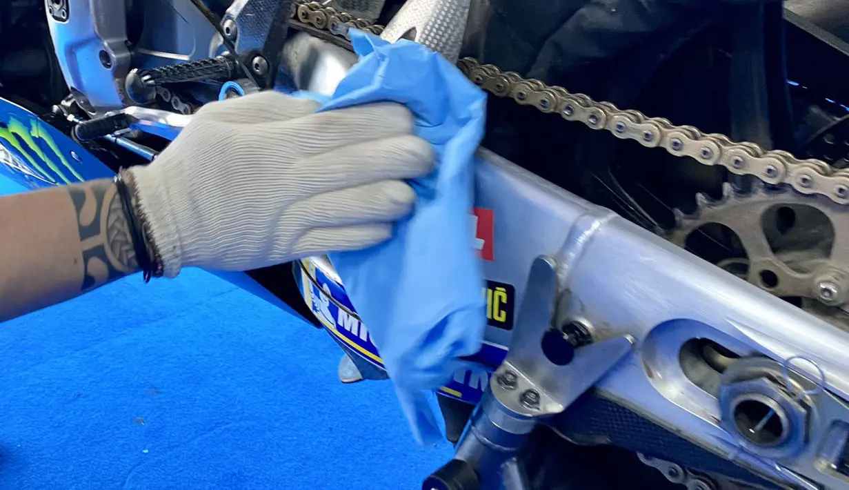 Sebelum makan siang, trek sudah bersih dan siap dipakai lagi. Karena kejadian ini, tes mendapat waktu tambahan sekitar 45 menit dari jadwal semula. (@suzukimotogp)