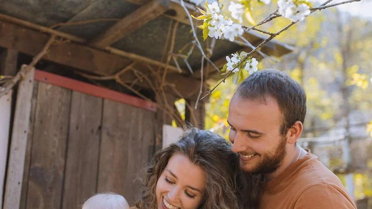 Peran Ayah dalam membantu ibu mengatasi baby blues adalah kunci untuk menjaga kesehatan mental dan emosional ibu setelah melahirkan. Dengan memberikan dukungan, mendengarkan, dan berbagi tanggung jawab dalam merawat bayi, Ayah dapat membantu meringankan b