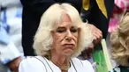 Ratu Camilla dari Kerajaan Inggris digambarkan tiba di Centre Court's Royal Box pada hari kesepuluh Kejuaraan Wimbledon 2023 di The All England Lawn Tennis Club di Wimbledon, London barat daya, Rabu (12/7/2023). (SEBASTIEN BOZON/AFP)