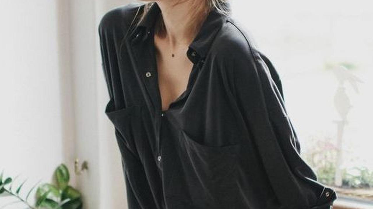 <b>Kombinasi Kemeja Hitam dan Loose</b>