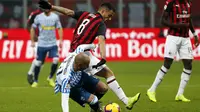 Gelandang AC Milan, Suso, berebut bola dengan gelandang SPAL, Pasquale Schiattarella, pada laga Serie A di Stadion San Siro, Milan, Sabtu (29/12). Milan menang 2-1 atas SPAL. (AP/Antonio Calanni)