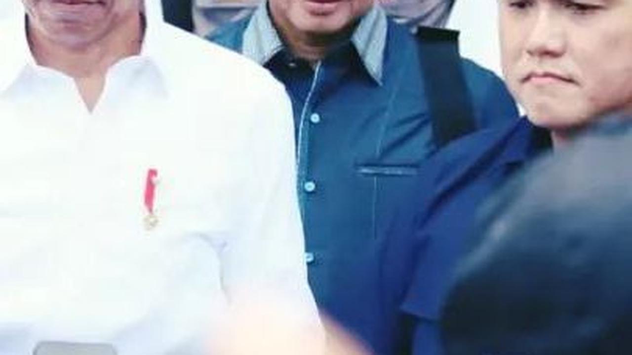Tidak sendiri, tampak hadir pula Menteri BUMN Erick Thohir yang turut serta mendampingi Presiden Jokowi.