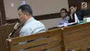 Terdakwa kasus dugaan suap kepada Bupati Kabupaten Kepulauan Talaud non aktif Sri Wahyumi Manalip terkait pengadaan barang dan jasa Tahun Anggaran 2019, Bernard Hanafi Kalalo (kiri) saat menjalani sidang lanjutan di Pengadilan Tipikor, Jakarta, Rabu (31/7/2019). (Liputan6.com/Helmi Fithriansyah)