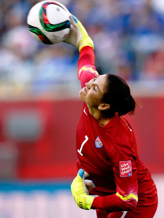 Kiper Wanita Amerika Serikat, Hope Solo melempar bola saat bertanding melawan Swedia di babak pertama Grup D Piala Dunia Wanita 2015 di Stadion Winnipeg, Kanada, Jumat (12/6/2015). Amerika Serikat bermain imbang 0-0 atas Swedia. (Reuters/Michael Chow)