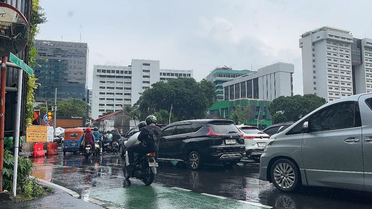 Hujan Deras Terjang Jakarta, Arus Lalu Lintas Tugu Tani Jakpus Macet