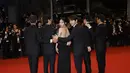 Han Jae-duk, Hong Xa Bin, Song Joong Ki, Kim Hyoung-seo, dan Kim Chang-hoon tampak belakang di pemutaran perdana film Hopeless di Film Cannes 2023, Rabu (24/5/2023). (Photo: Joel C Ryan/Invision/AP)