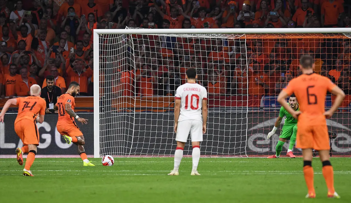 Depay mencatatkan skor pada menit ke-16, ke-38, dan ke-54. Satu gol diciptakan lewat tendangan penalti, sedangkan dua lainnya berasal dari umpan Davy Klaseen dan umpan Steven Bergwijn yang sempat mengenai Steven Berghuis. (Foto: AFP/John Thys)