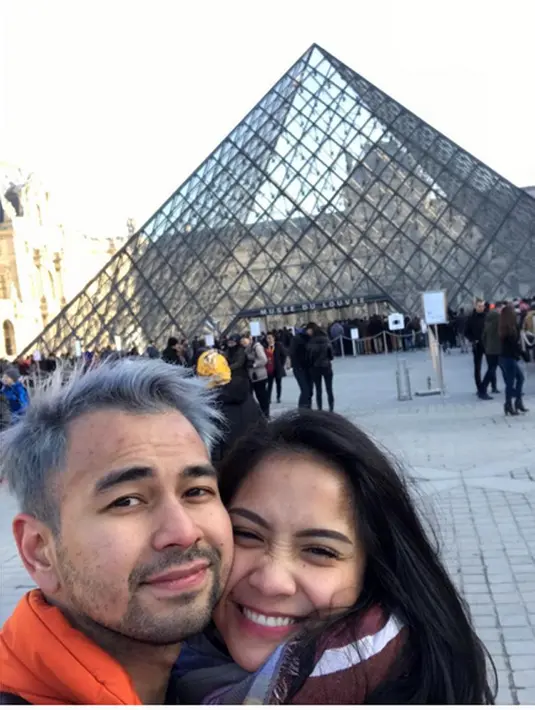 "Ya nanti mau diitemin lagi atau dibotakinlah gampang. Karena iklan-iklan juga minta rambutnya item lagi," katanya. (Instagram/raffinagita1717)