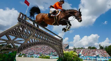 Harrie Smolders dari Belanda, menunggangi Uricas V/D, Kattevennen saat final Lompat Rintangan Beregu Berkuda, di Olimpiade Musim Panas 2024, Jumat, 2 Agustus 2024, di Versailles, Prancis. (AP Photo/Mosa'ab Elshamy)