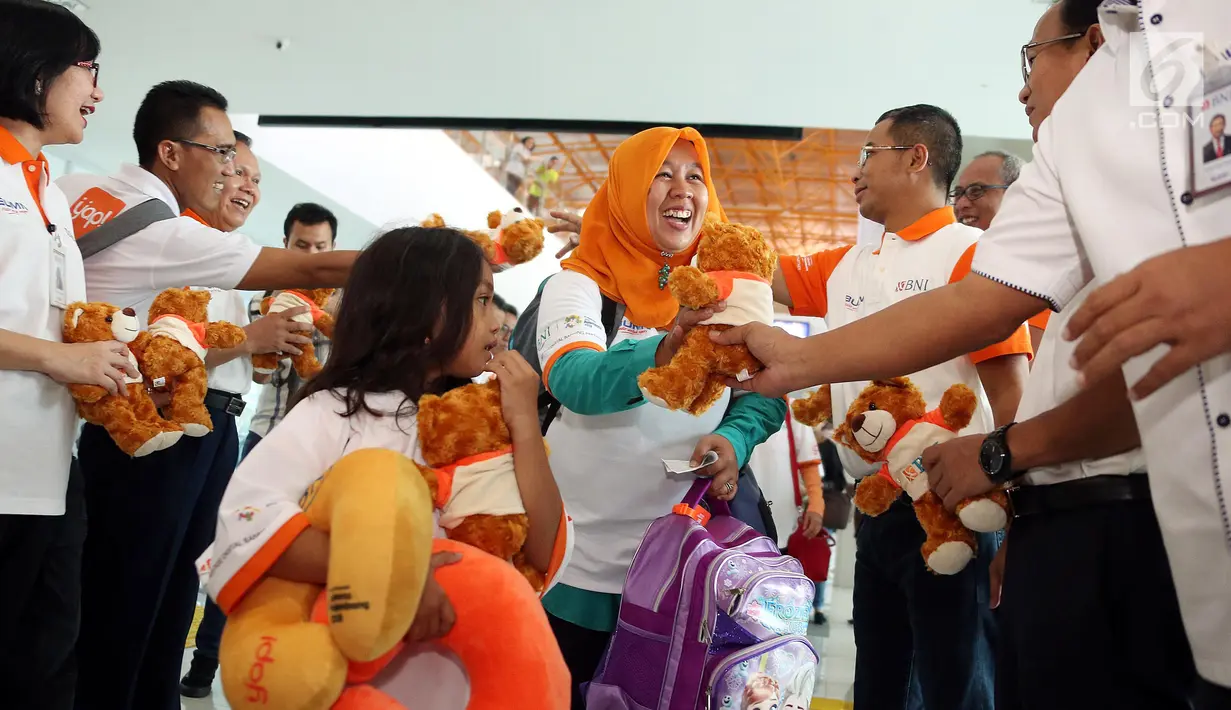 Jajaran Direksi dan Komisaris BNI menyambut calon pemudik tujuan Bandara Soetta di Stasiun Kereta Bandara BNI City, Jakarta, Jumat (8/9). BNI memberangkatkan 7.500 pemudik dengan quota tiket untuk setiap moda transportasi. (Liputan6.com/Pool/Rizki)