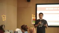 Aksi Nurfahmi Budiarto saat menjadi instruktur tools antihoaks di kantor Google Indonesia, beberapa waktu lalu. (FOTO / ID)