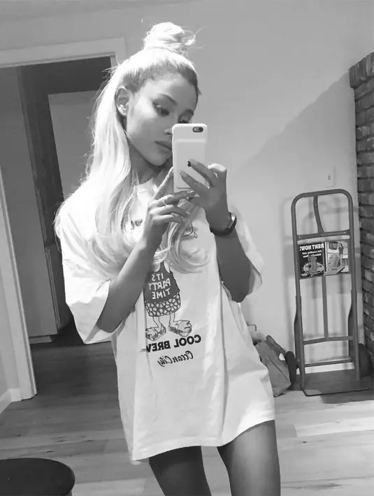 Mirror selfie Ariana Grande dengan rambut yang ditata gemas. Siapa nih yang belum mengakui dia sebagai cewek imut dan juga seksi? (instagram/arianagrande)