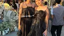 Aktris Aurora Amanda tampil dalam balutan organza dress hitam, sementara Runny Rudianto mengenakan ruffle dress monokrom. [Foto: IG/auroraamanda96].