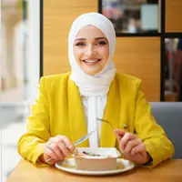 Ilustrasi berbuka puasa dengan makanan sehat | copyright freepik.com/fabrikasimf