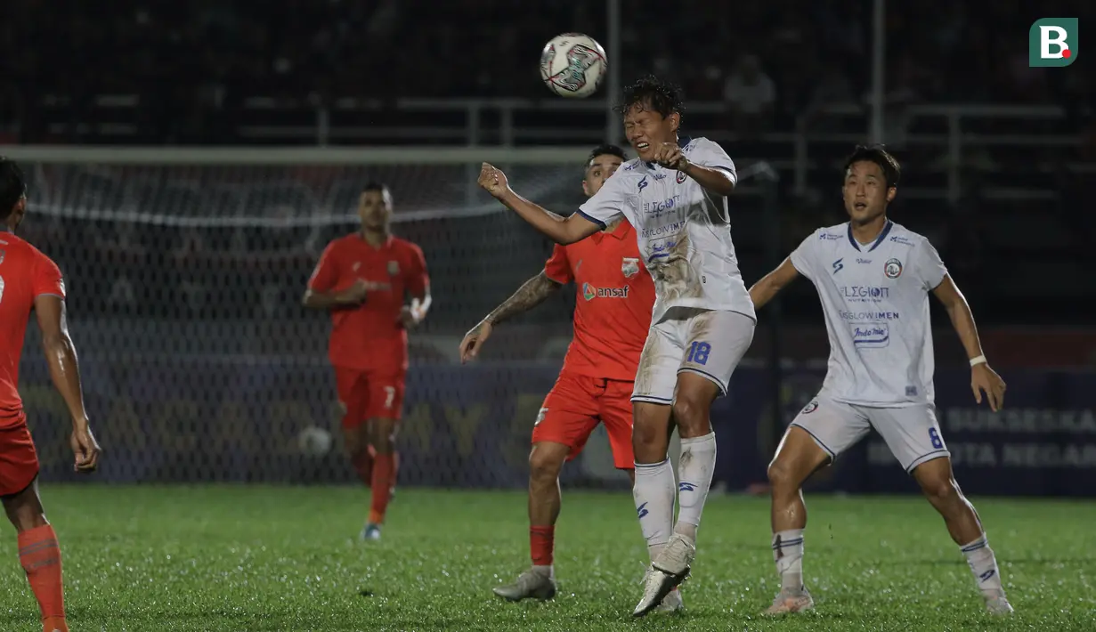 Pemain Arema FC, Adam Alis Setyano berhasil menghalau bola diudara saat melawan Borneo FC di leg kedua final Piala Presiden 2022. (Bola.com/Ikhwan Yanuar)