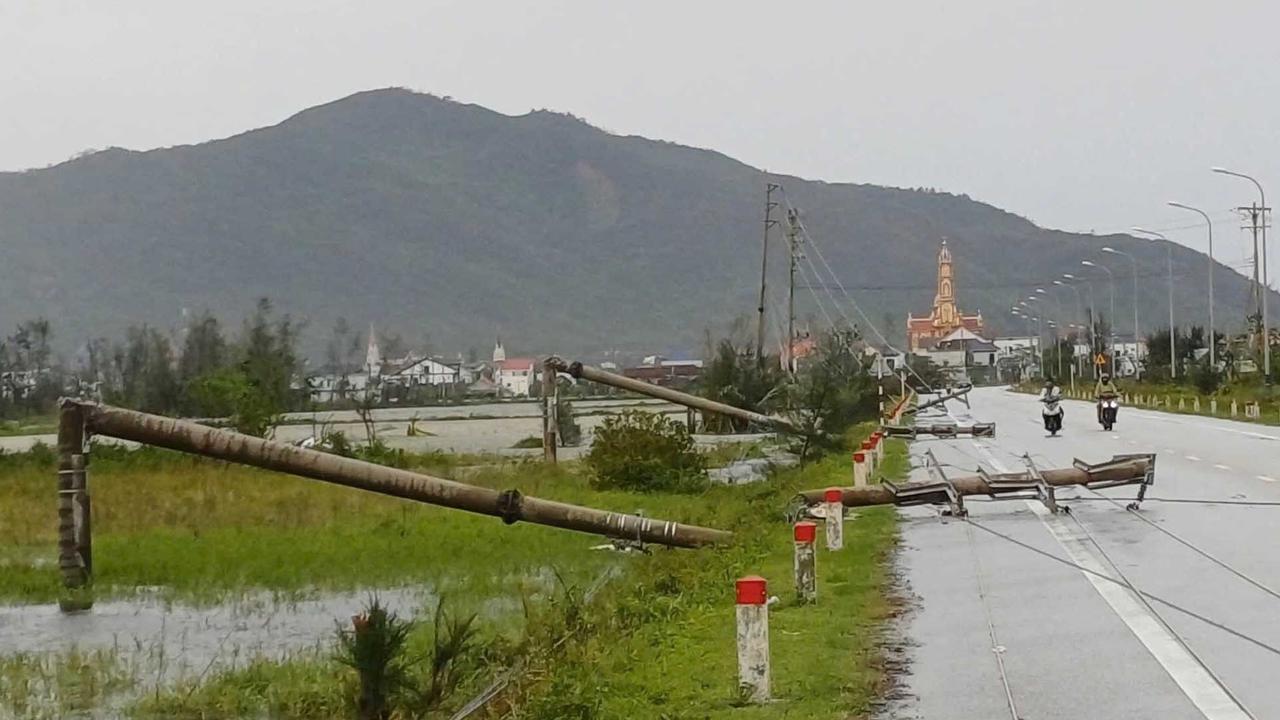 FOTO: Topan Bualoi Terjang Vietnam, 9 Tewas dan Puluhan Nelayan Hilang