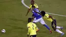 Duel panas terjadi antara Brasil melawan Kolombia pada laga lanjutan Grup C Copa Amerika 2015 di Estadio Monumental, Santiago, Chile, Kamis (18/6/2015). Kolombia menang 1-0 atas Brasil. (REUTERS/Ueslei Marcelino)