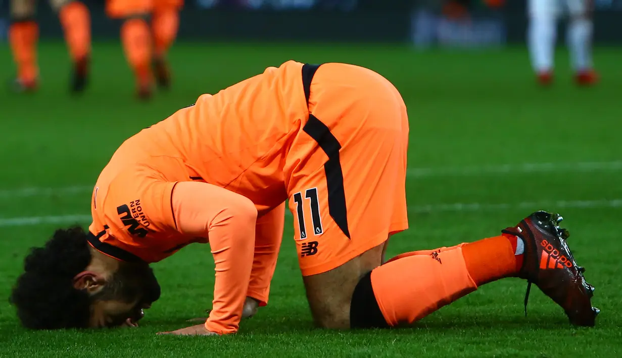 Gelandang Liverpool, Mohamed Salah melakukan sujud syukur usai mencetak gol ke gawang Stoke City pada pekan ke-14 Premier League di Bet365 Stadium, Kamis (30/11). Dua gol Salah sukses mencukur Stoke City 3-0. (Geoff CADDICK/AFP)