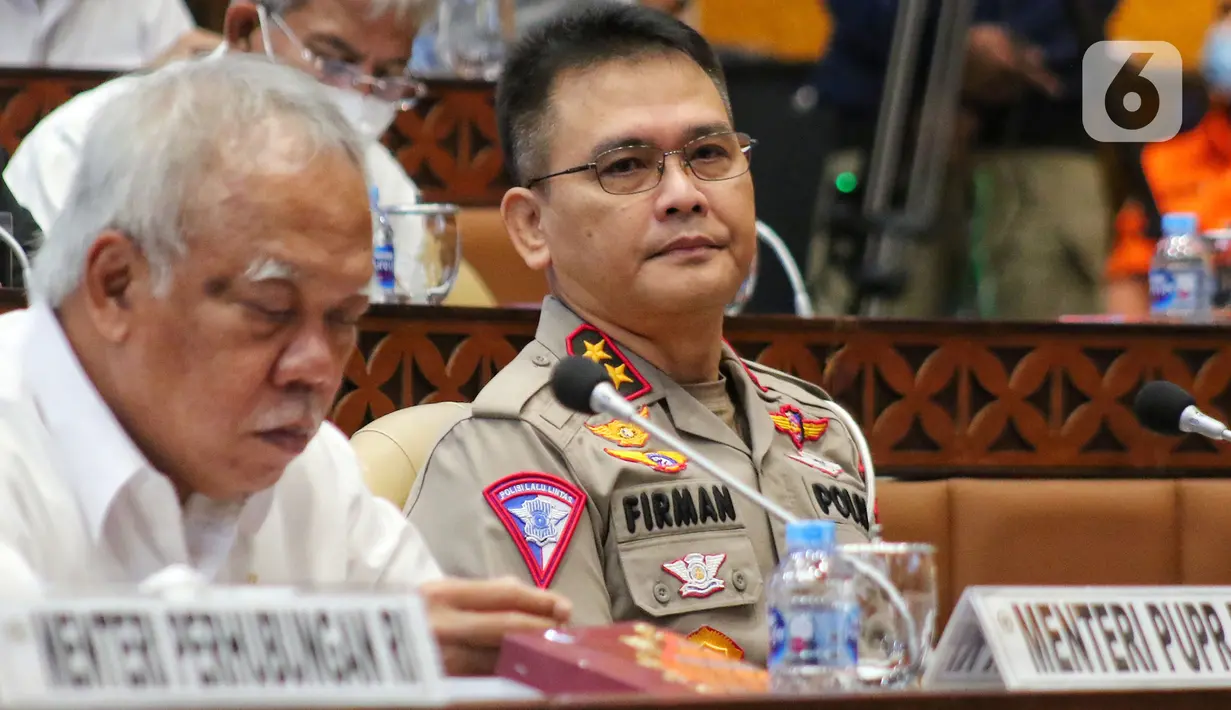 Menteri PUPR Basuki Hadimuljono dan Kakorlantas Polri Irjen Pol Firman Shantyabudi mengikuti rapat kerja dengan Komisi V DPR di Kompleks Parlemen, Senayan, Jakarta, Selasa (13/12/2022). Rapat tesebut membahas kesiapan infrastruktur dan transportasi terkait Libur Natal 2022 dan Tahun Baru 2023. (Liputan6.com/Angga Yuniar)