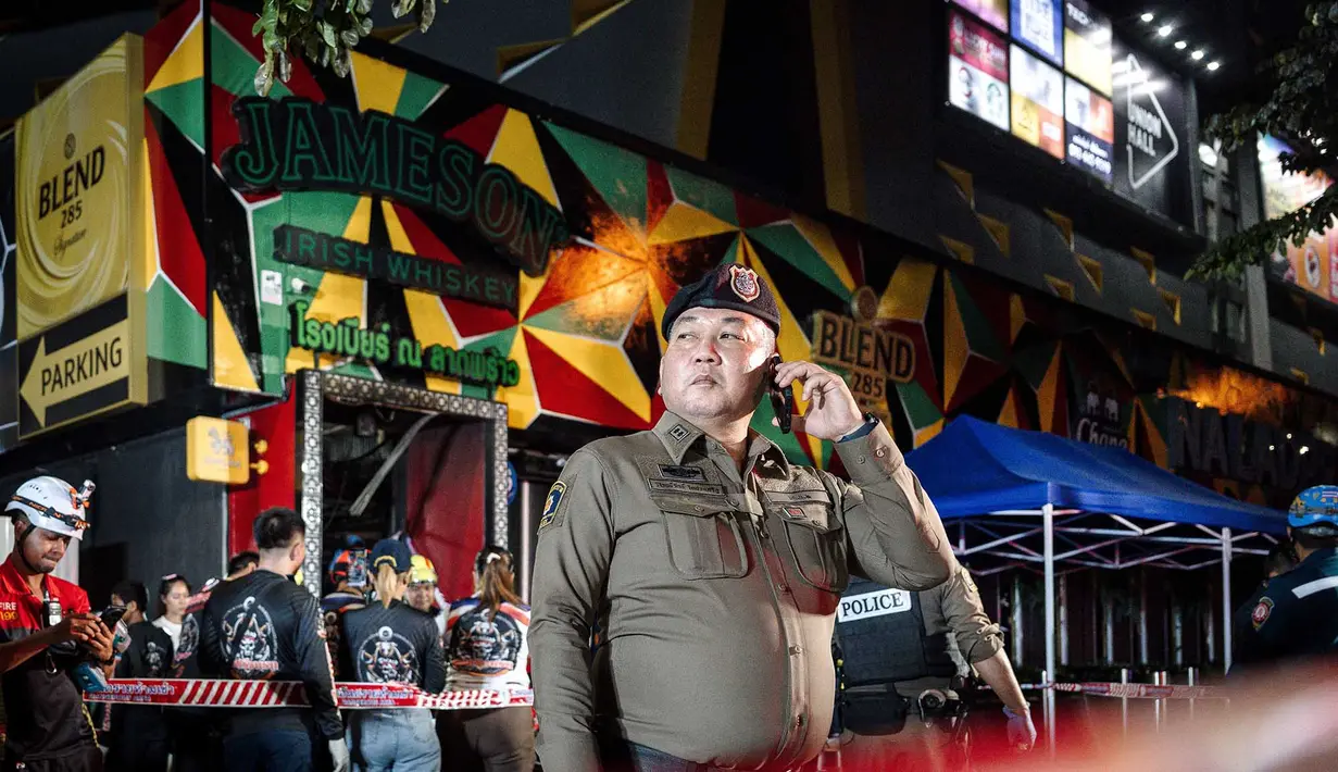 Polisi berjaga setelah kebakaran besar melanda sebuah bar di Bangkok, Thailand, Senin, 13 Juli 2026. (AFP/ Chanakarn Laosarakham)