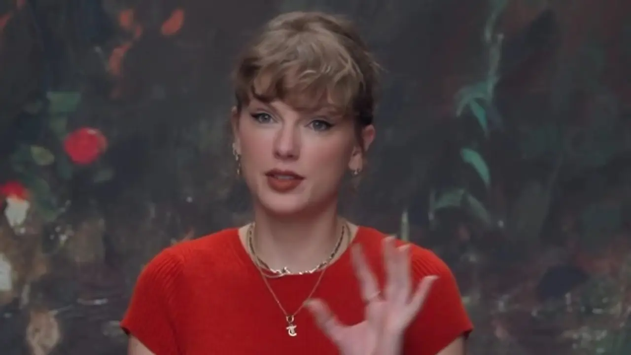 Taylor Swift Memadukan Rok Mini Kulit Mungil dengan Kalung yang Menginspirasi Travis Kelce