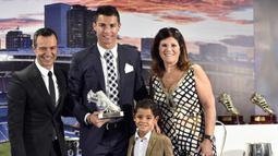  Cristiano Ronaldo  foto bersama agen Jorge Mendes, Cristiano Jr dan Ibunya Maria Dolores  saat  penghaargaan atas pencapain sebagai Top Skor sepanjang masa El Real di Stdion Santiago Bernabeu, Madrid, Jumat (2/10/2015).  AFP Photo / Gerard Julien