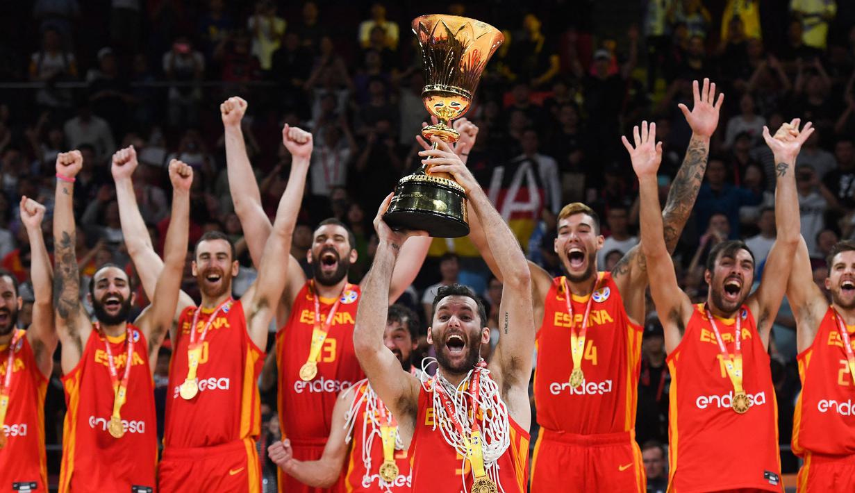 Selebrasi Tim Bola Basket Spanyol dengan trofi juara setelah mengalahkan Argentina pada laga final Piala Dunia Bola Basket FIBA 2019 di Beijing, Cina (14/9/2014). Spanyol tercatat telah mengoleksi dua gelar juara Piala Dunia Bola Basket FIBA yang diraihnya pada edisi 2006 di Jepang dan edisi terakhir pada 2019 di China. Spanyol termasuk salah satu dari 32 kontestan yang akan berlaga pada Piala Dunia Bola Basket FIBA 2023. (AFP/Greg Baker)