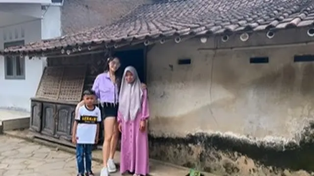 Cinta Laura bersama anak-anak asuhnya (Instagram/claurakiehl)