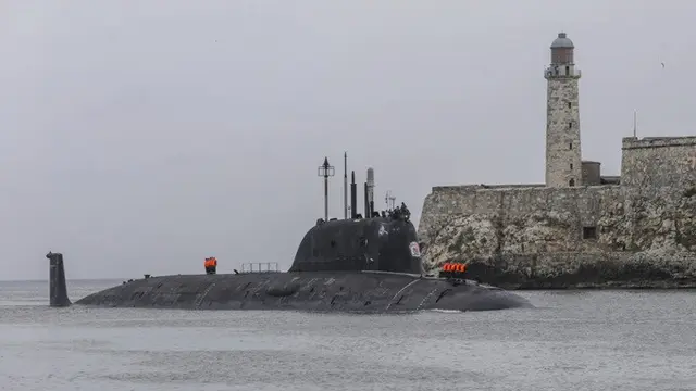 Penampakan kapal selam bertenaga nuklir Rusia, Kazan, di pelabuhan Havana, Kuba, Rabu (12/6/2024).