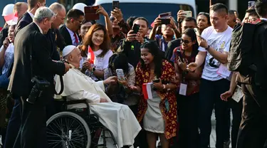 Paus Fransiskus menyapa para jemaat saat tiba di Katedral Bunda Maria Diangkat ke Surga, Jakarta pada 4 September 2024. (Tiziana FABI/AFP)