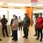 Gubernur Sulut bersama Forkopimda saat meninjau kesiapan pusat perbelanjaan di Manado menyambut era kenormalan baru.