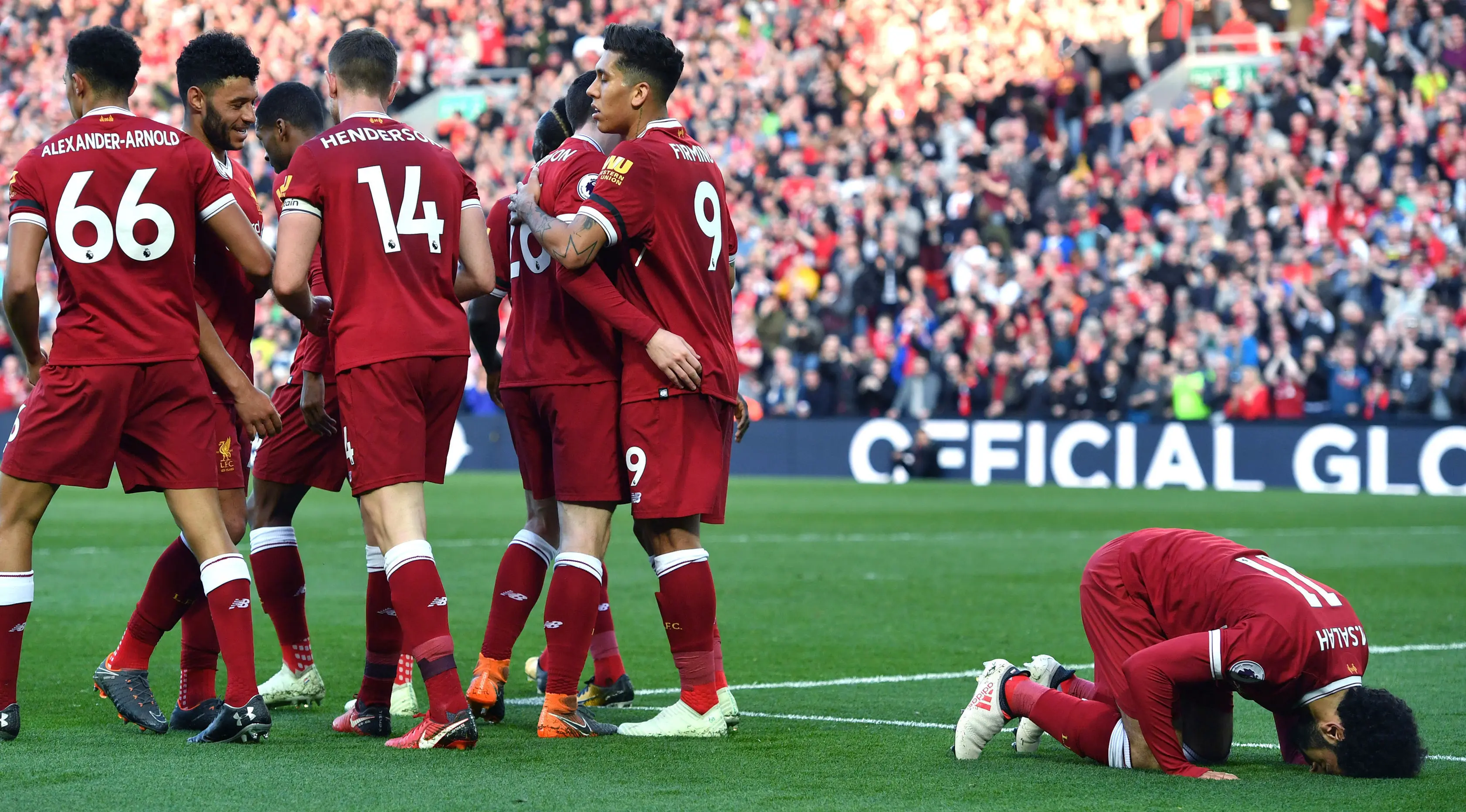 Penyerang Liverpool Mohamed Salah (kanan) melakukan sujud syukur saat merayakan golnya dalam pertandingan Liga Inggris melawan Bournemouth di Anfield, Liverpool (14/4) (Anthony Devlin/PA via AP)
