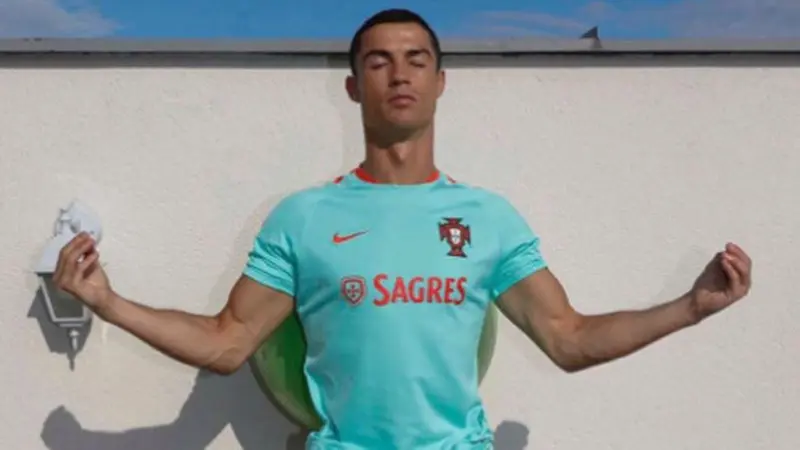Cristiano Ronaldo mengikuti meditasi bersama rekan-rekannya di timnas Portugal